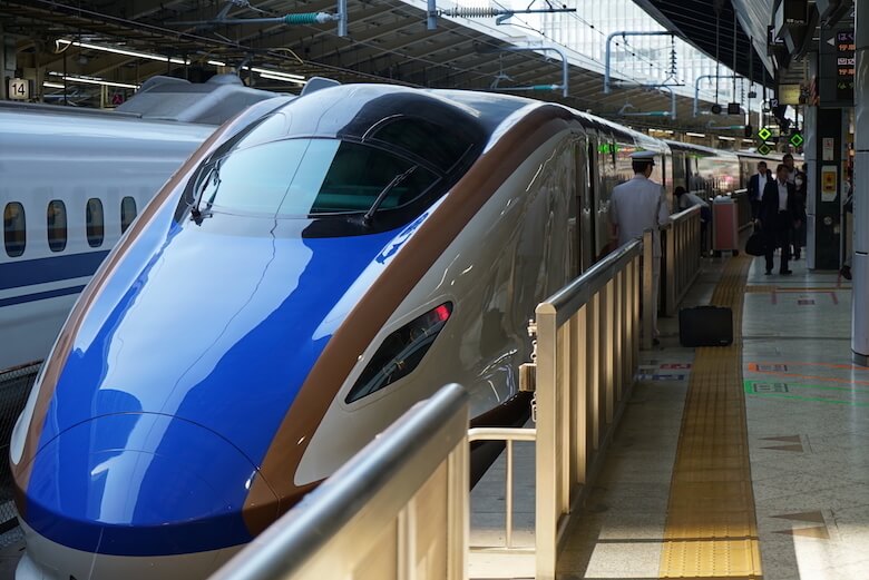 新幹線のファーストクラスこと「グランクラス」体験ブログ。料金、予約、乗り心地、食事、サービスについて。