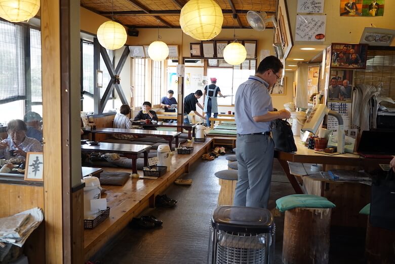 長野飯山駅の「富倉そば」は蕎麦と笹ずしがおすすめ
