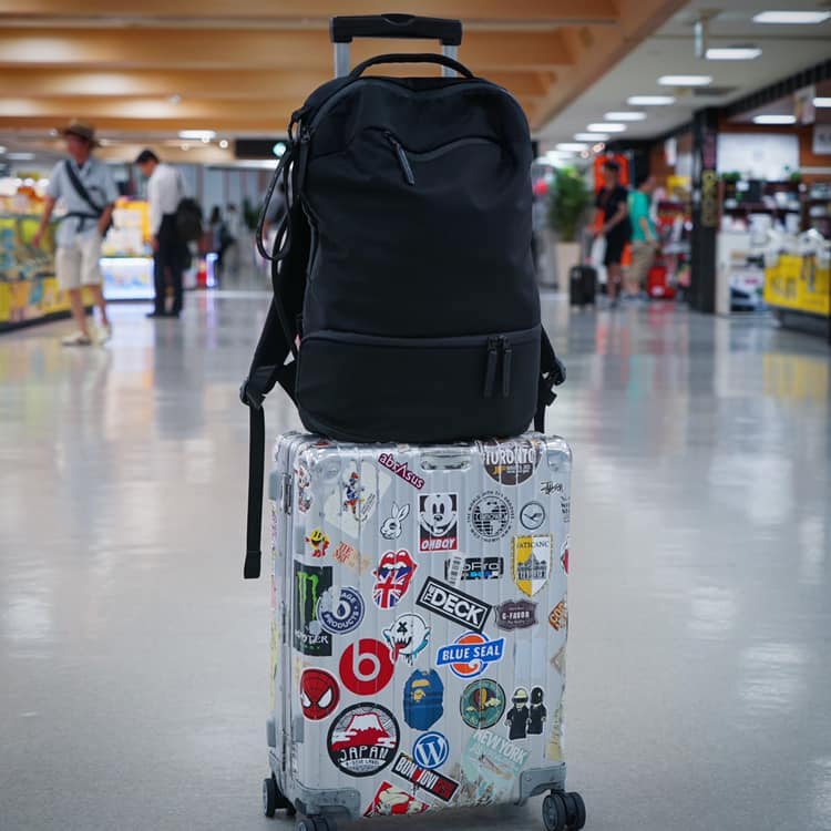 【写真】RIMOWA（リモワ）のスーツケースにステッカーをベタベタ貼ってみた